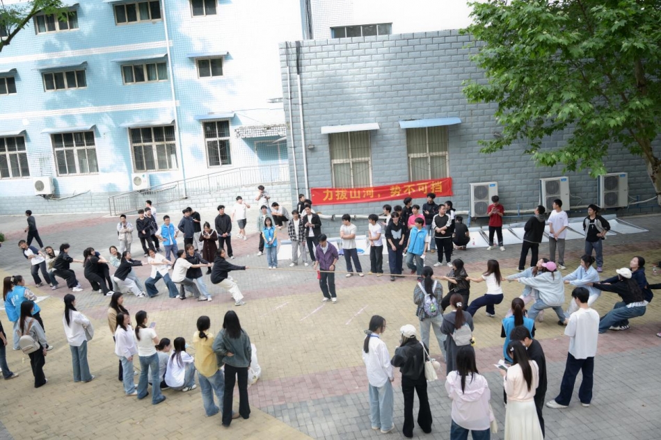 数字传媒与创意学院开展“庠园社区一家亲”拔河比赛